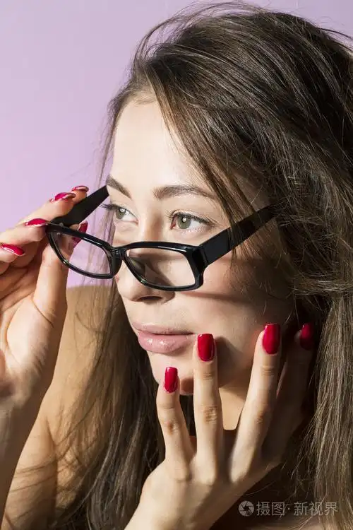 戴眼镜的美丽时装模特照片-正版商用图片066ejz-摄图新视界