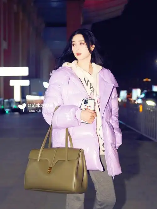 2021年12月9日,范冰冰身穿zhang shuai新款羽绒服,配以celine军绿色