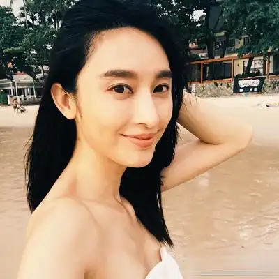 张俪穿比基尼躺沙滩上晒太阳举水瓶甜笑2