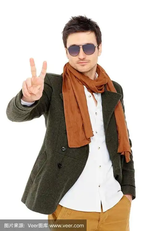 帅气的年轻人做着和平手势
