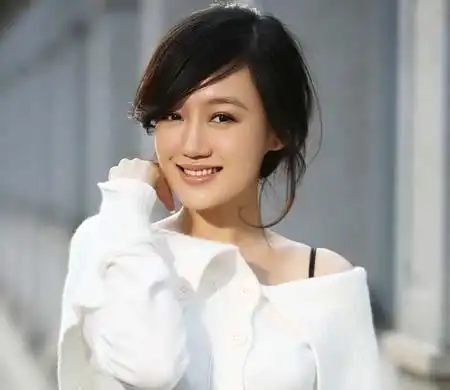 中国内陆女演员薛佳凝粉红女郎哈妹气质温文尔雅