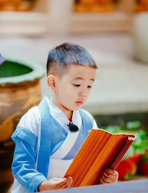 jasper发型细节看似平头的发型隐藏着小细节初见山鸡哥的气势