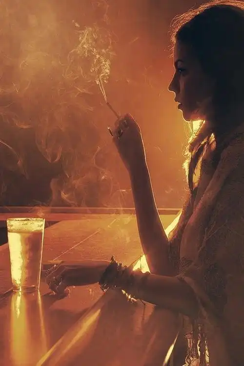 女孩在酒吧喝酒