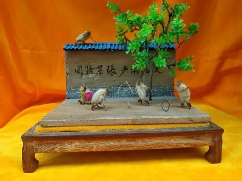 从事毛猴创作多年,李宏超作品曾被中央电视台七套,十三套节目,河南