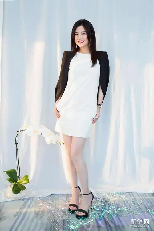 近日,赵薇一组浪漫春日写真曝光.