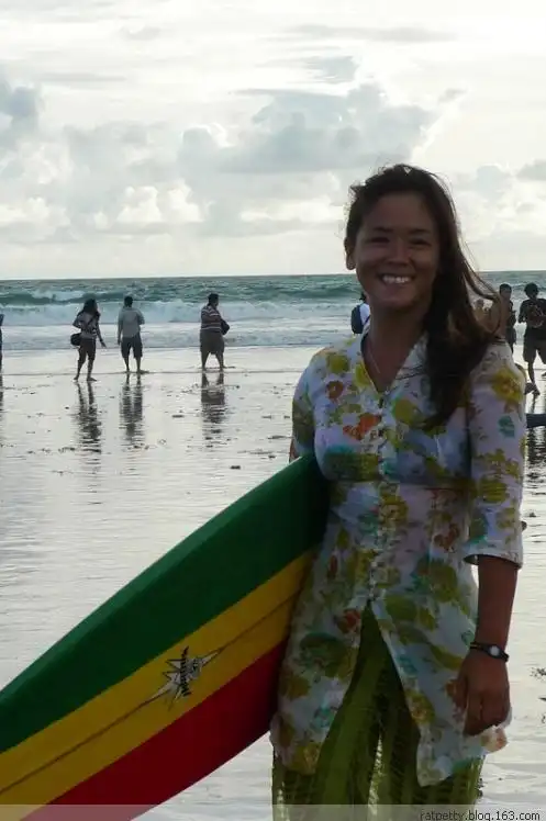 滑板姑娘玩滑板的基本规律就是:上滑板——站稳——然后被浪头哄下