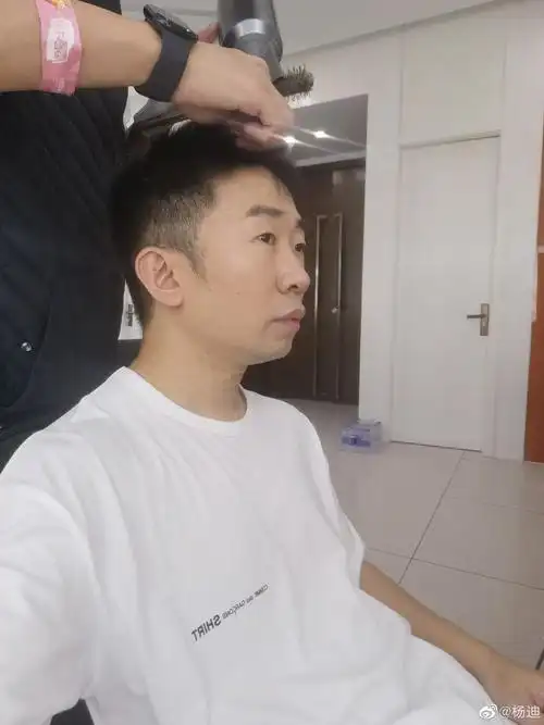 组图在玩一种很新的路透方式杨迪晒你好星期六录制后台照