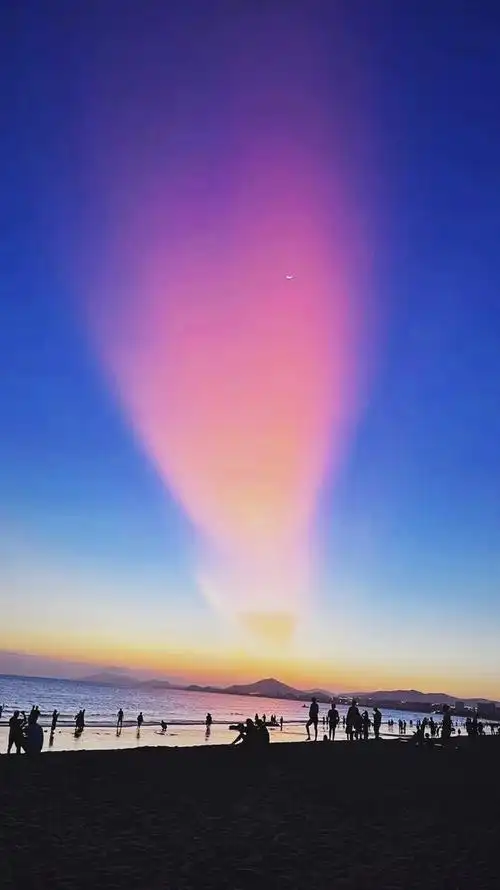 三亚湾的新月晚霞,是爱心的样子