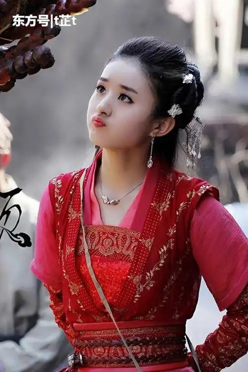 原以为赵丽颖在《花千骨》中最可爱,其实她演的红绫才是卖萌鼻祖