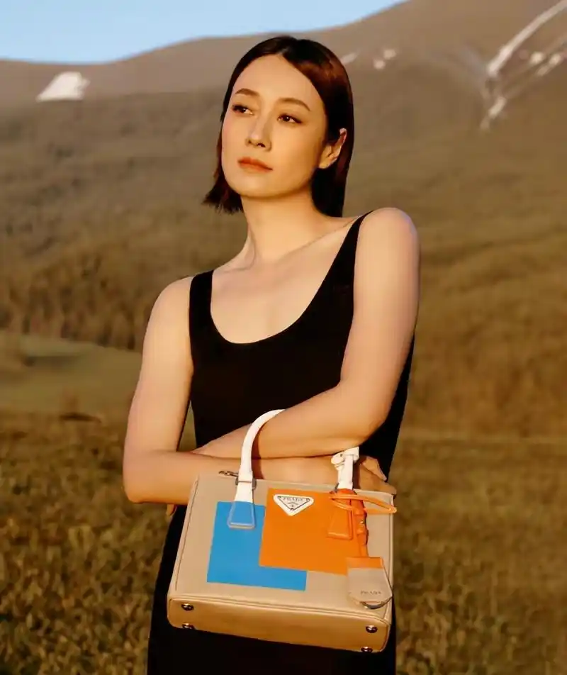 47岁马伊琍凌晨晒庆生视频,扭脖子比划新疆舞,越活越年轻了!