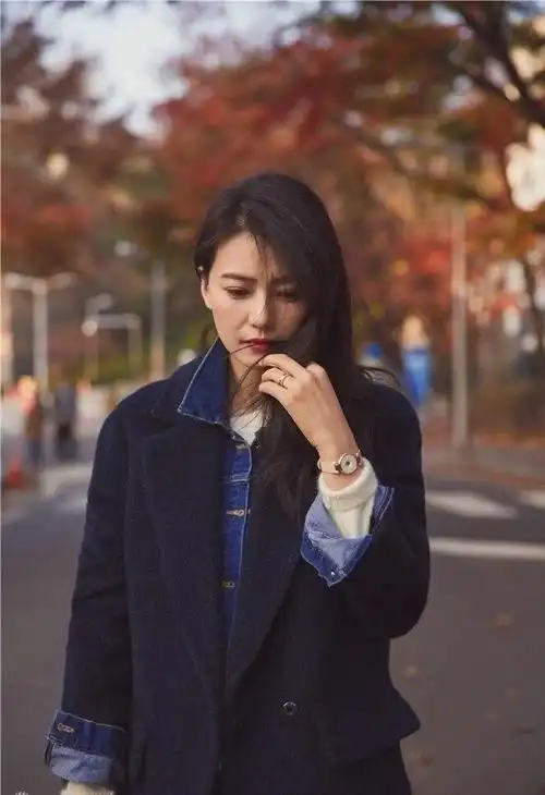 高圆圆也太美了吧,穿蓝色毛衣配卡其色大衣街拍,时尚洋气又高级