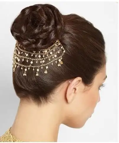 就是把头发聚集在脑后发际线位置,以编发的方式盘起来,别看她们的盘发