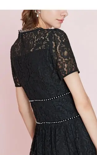 影儿女装奥丽嘉朵夏季黑色蕾丝镂空透视珍珠修身圆领短袖连衣裙 黑色