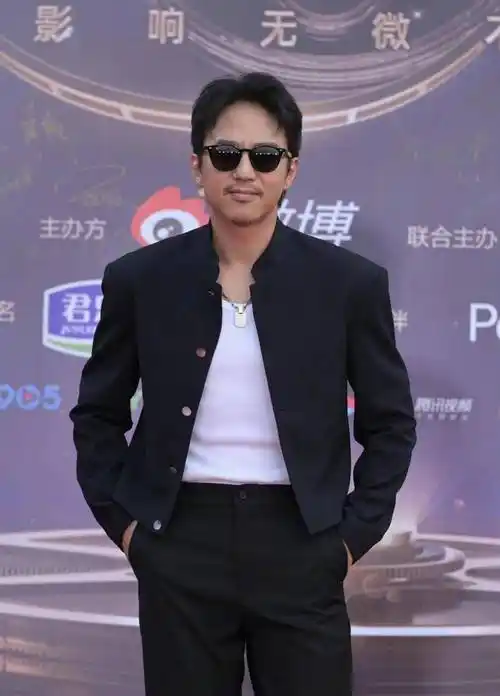 邓超穿老头背心,谢霆锋时尚西装,舒淇赢麻了_黑色_五官_身材