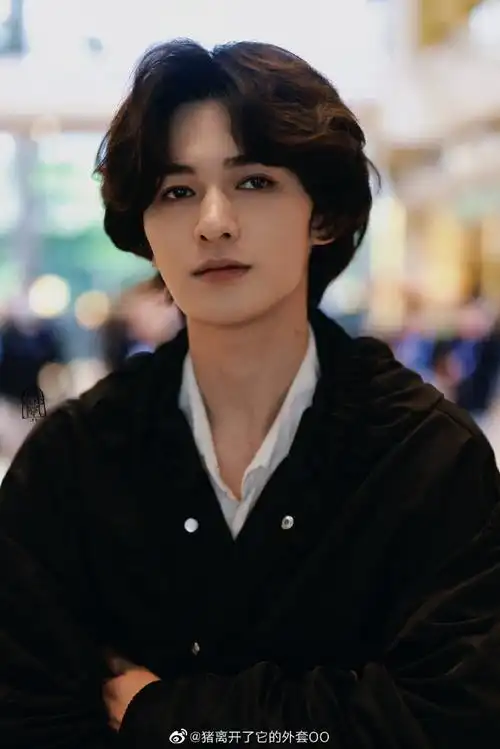 朱正廷棕色长卷发造型#朱正廷综艺出发路透9615长发超有文艺范儿