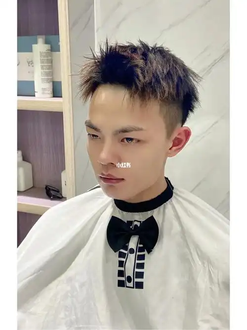 男生撩妹必备发型前刺锡纸烫～   可以修饰高额头,高发际线,发际线后