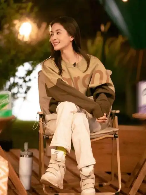 34岁王子文恢复单身后的魔法穿搭原来卫衣这么穿也很时尚洋气