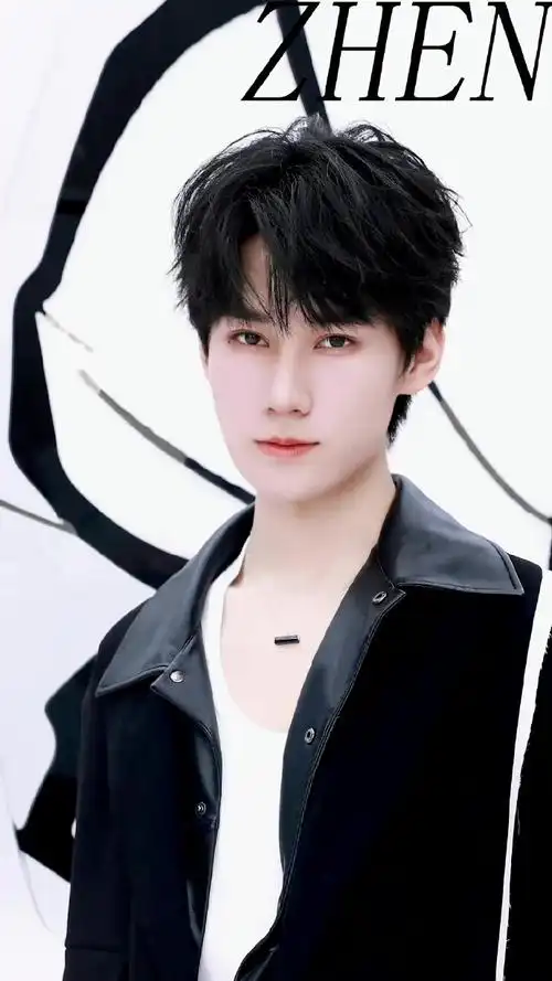 张真源黑色风衣四宫格##张真源巴黎卡诗大中华区品牌形象代言人