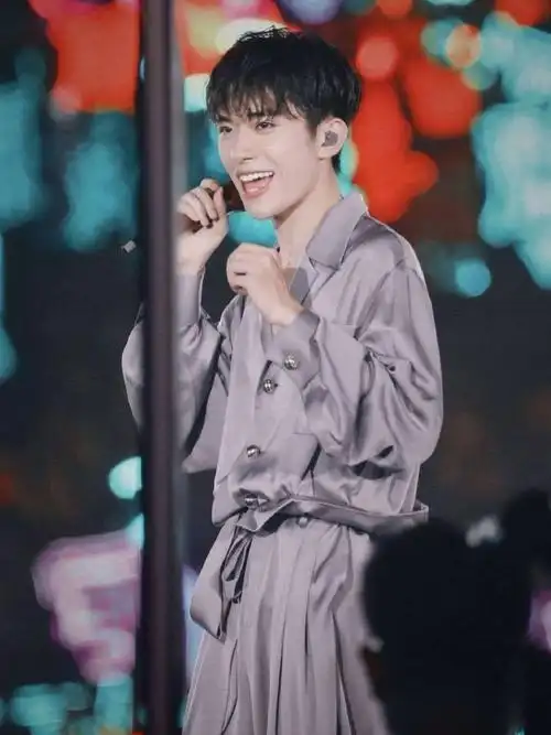 求易烊千玺笑得很开心的图片