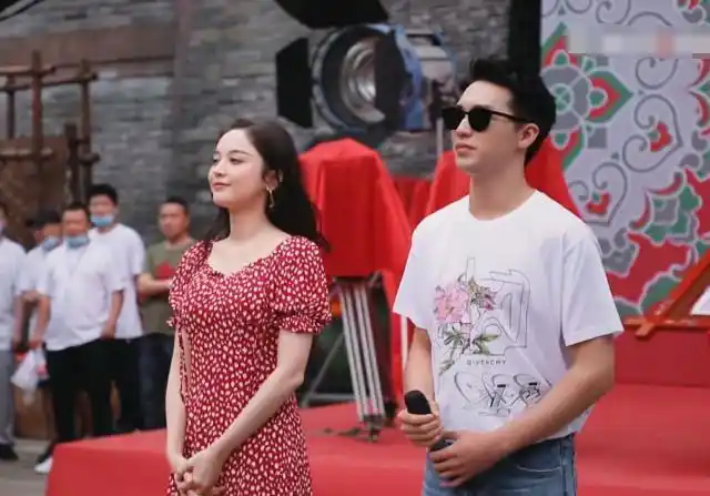 郑爽节目里看到古力娜扎,谁注意她下一秒的表情反应?真让人心疼