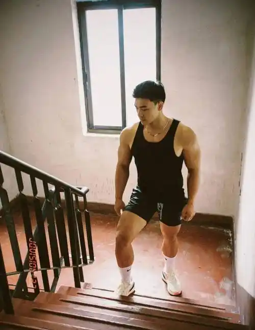 白袜,黑背心 肌肉男写真_侵权_洽谈_合作