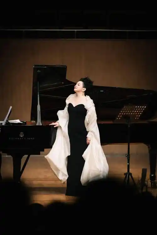 黄英作为杰出的国际知名女高音歌唱家于2013年荣归故里,受聘成为母校