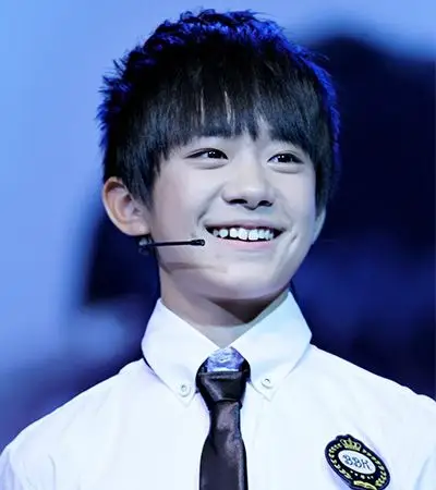 小时候的易烊千玺更加可爱,看他留着齐刘海,笑起来还有两个小酒窝.