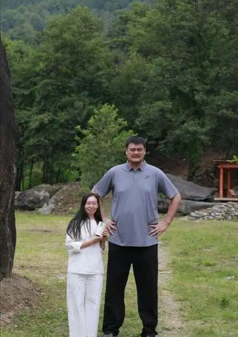 43岁姚明携妻采茶,400斤体重惹争议,体型已超过两个成年人