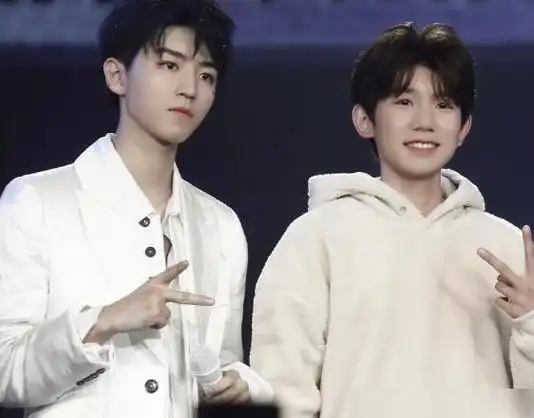 王源化作助理递给王俊凯手机袖子刚出镜就被认出真住一起了