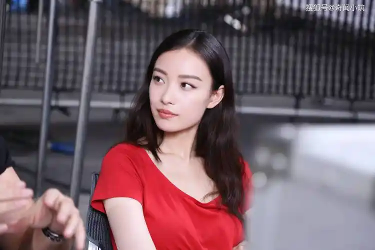 根据现场目击者的说法,演员倪妮和群演a正在拍摄一场激烈的打戏.