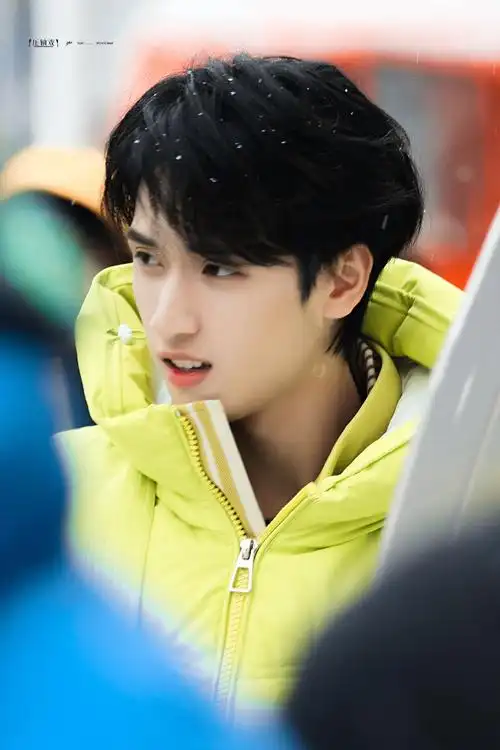 严浩翔超话#严浩翔 极限挑战#    雪和你谁更浪漫?