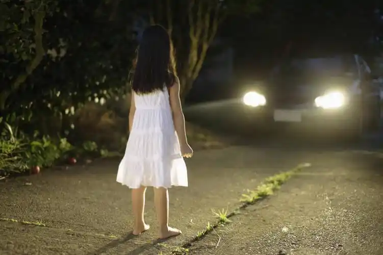 西方人,儿童,一个人,站,横图,室外,夜晚,纯洁,汽车,照明,欧洲,新西兰