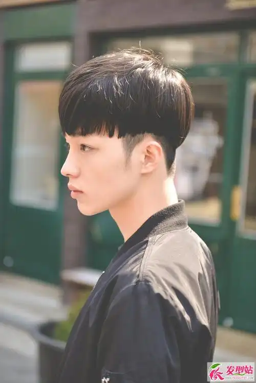 男生头发两侧内掏空锅盖头 纹理烫微卷锅盖头帅爆_发型站_最新流行