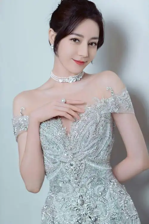 迪丽热巴颜值完美惊艳亮相,曲线身材诱惑十足,尽显女神魅力!