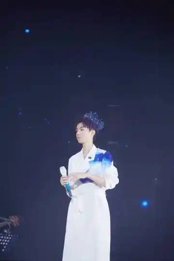 王俊凯新发色#王俊凯星空紫色头发有点撕漫男的样子,好看!