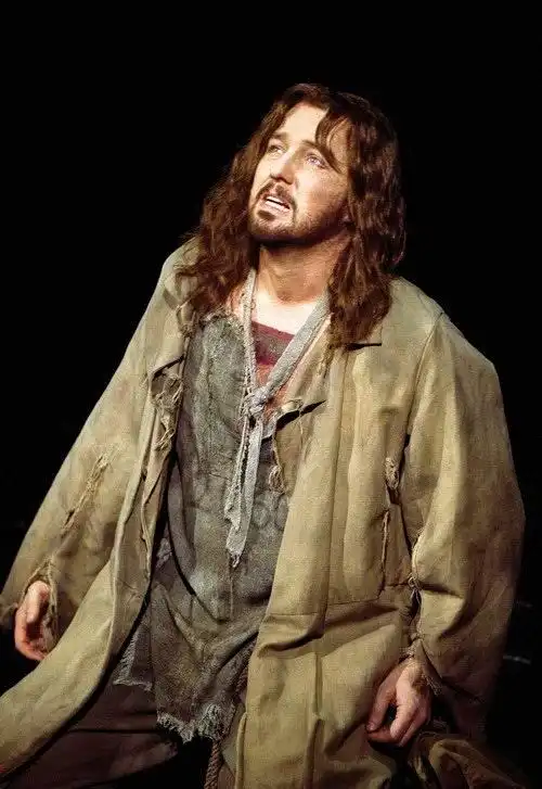 《悲惨世界》:当你深陷苦难之中,唯有爱可以救赎