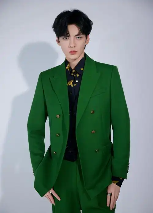 毕雯珺绿西装画框造型##毕雯珺声生不息宝岛季