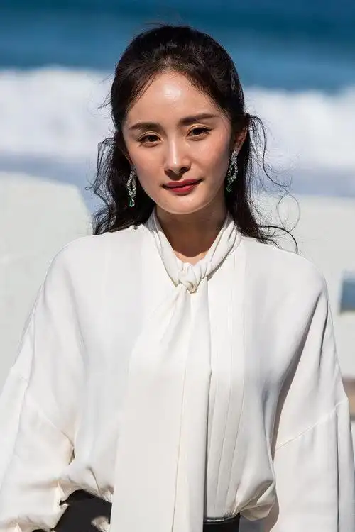 终于相信杨幂没整容了!脸又"方"回来了,网友:像瘪嘴老太太