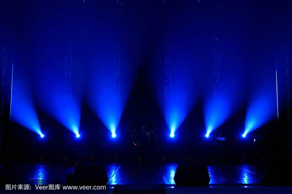 音乐会灯光秀,五彩缤纷的灯光在音乐会舞台上