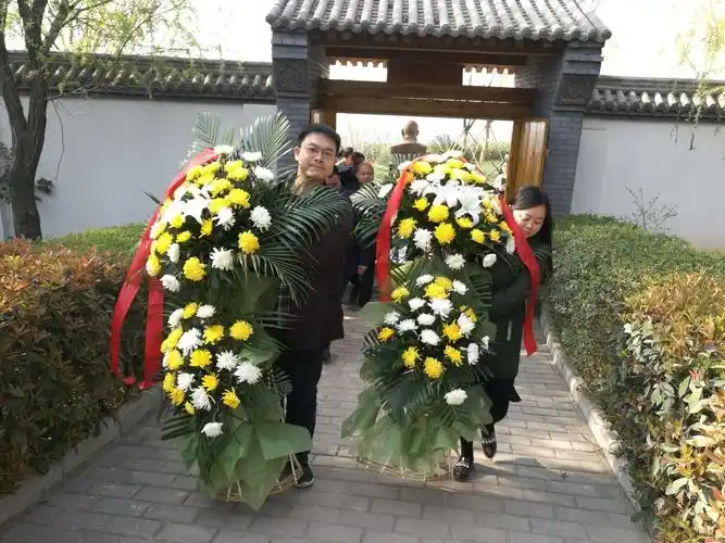 街道主要领导向柳青墓敬献了花篮,全体机关党员干部依次绕行陵墓