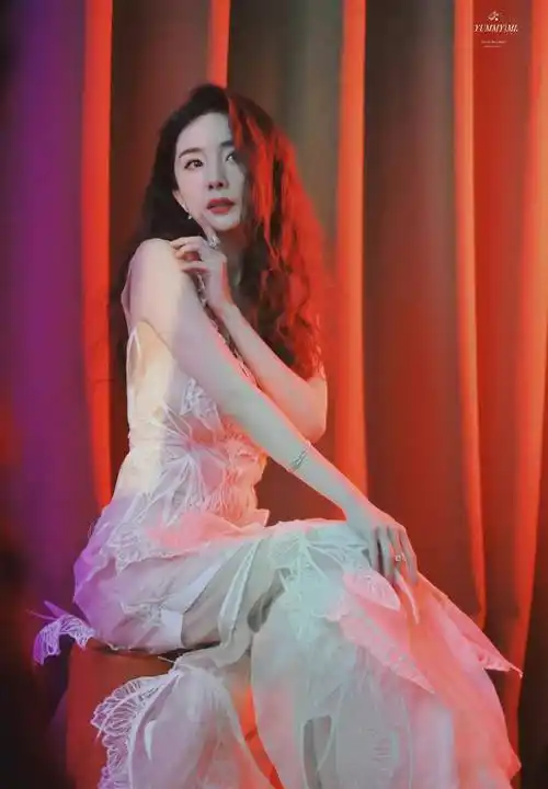 下摆似乎采用的是翩翩蝴蝶的设计,多处镂空设计勾勒杨幂感迷人,婀娜