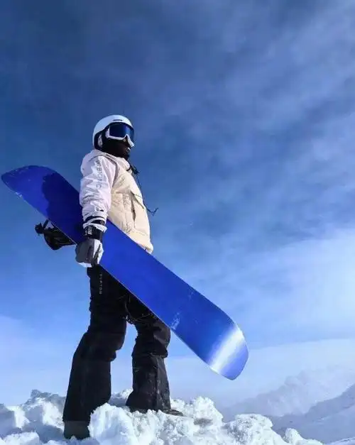 贾玲孤军奋战发文痛斥世态炎凉却遭舆论围剿圈内无好友力挺