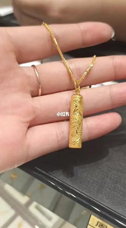 周大福龙柱吊坠