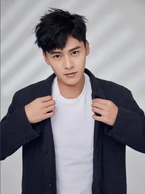 2016年参加电视剧《同学两亿岁》角色选拔,最后获得了男主角的角色