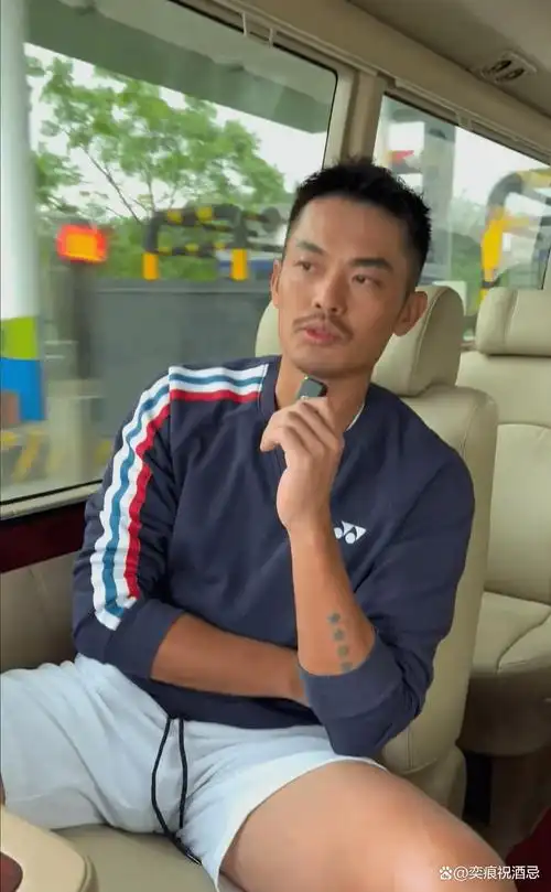 "林丹的白色超短裤大挑战:叉开腿的魅力,谁能抵挡?"_时尚_领域_身材