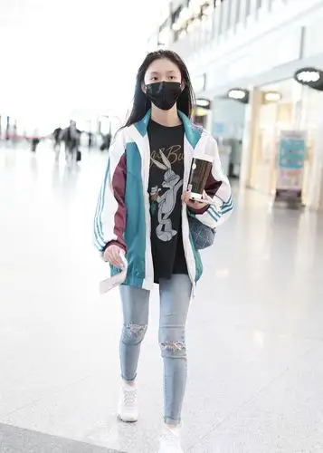 林允街拍:拼色卫衣牛仔铅笔裤 chanel菱格包经典百搭