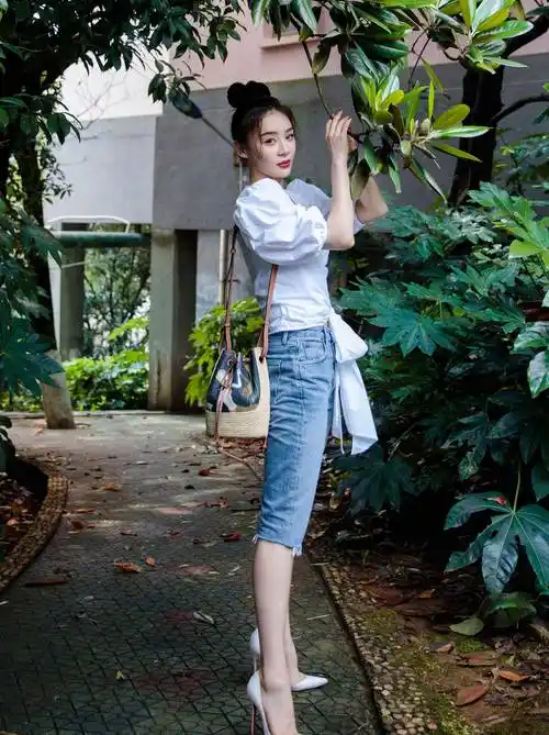 原创袁姗姗头发扎成蝴蝶结配白衬衫半截裤美得清新脱俗好自然