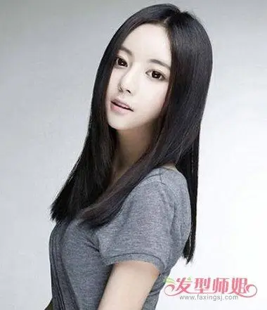 脸颊上的头发做成了稍微纤薄一些的碎发,斜刘海内扣直发发型,要将耳尖