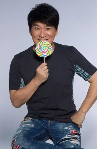 22日出生于中国香港西营盘,祖籍广东省汕头市潮南区,华语流行乐男歌手