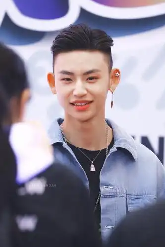 小鬼王琳凯成都品牌活动饭拍今日份一身牛仔外套大背头清爽帅气的